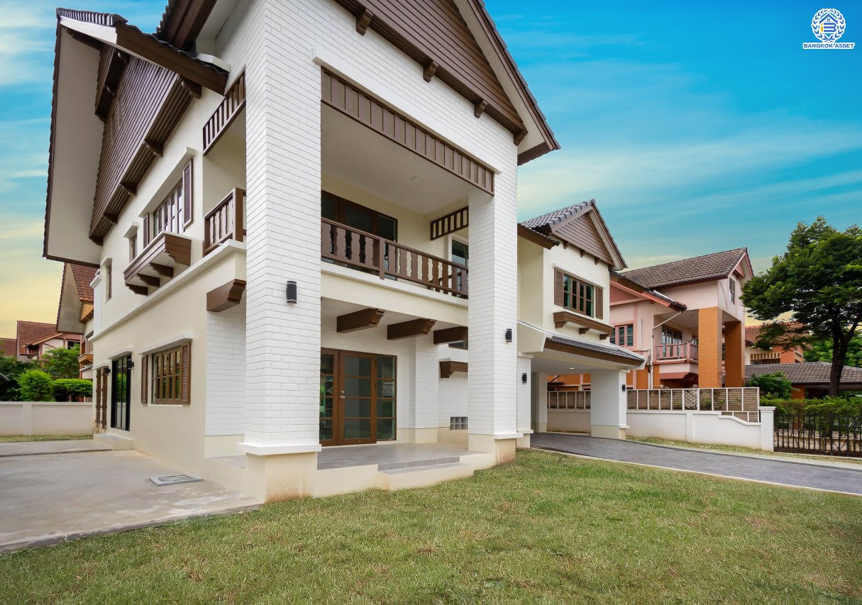 บ้านมือสองตกแต่งใหม่ แบรนด์ Q.House ม.ลัดดารมย์ ปิ่นเกล้า หลังใหญ่ตกแต่งเรียบหรู เนื้อที่ 92.8 ตร.ว. พื้นที่ใช้สอยเยอะถึง 320 ตร.ม. ฟังก์ชันจัดเต็ม 3 ห้องนอน 4 ห้องน้ำ 1 ห้องอเนกประสงค์ 1 ห้องแม่บ้าน จอดรถได้ 4 คัน พร้อม Living Room กว้าง บนทำเลศักยภาพ ใกล้เซ็นทรัลเวสต์เกต, วงเวียนพระราม5, ทางด่วน "กาญจนาภิเษก" และรถไฟฟ้า "สถานีตลาดบางใหญ่"